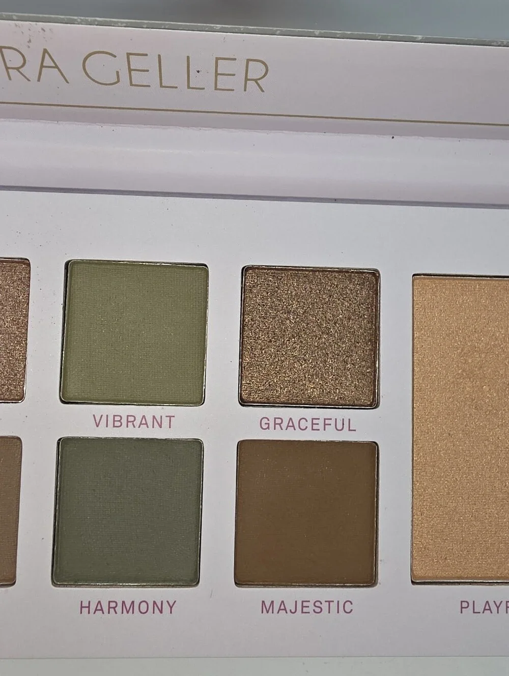 12 eyeshadows,1 highlighter, 1 blush